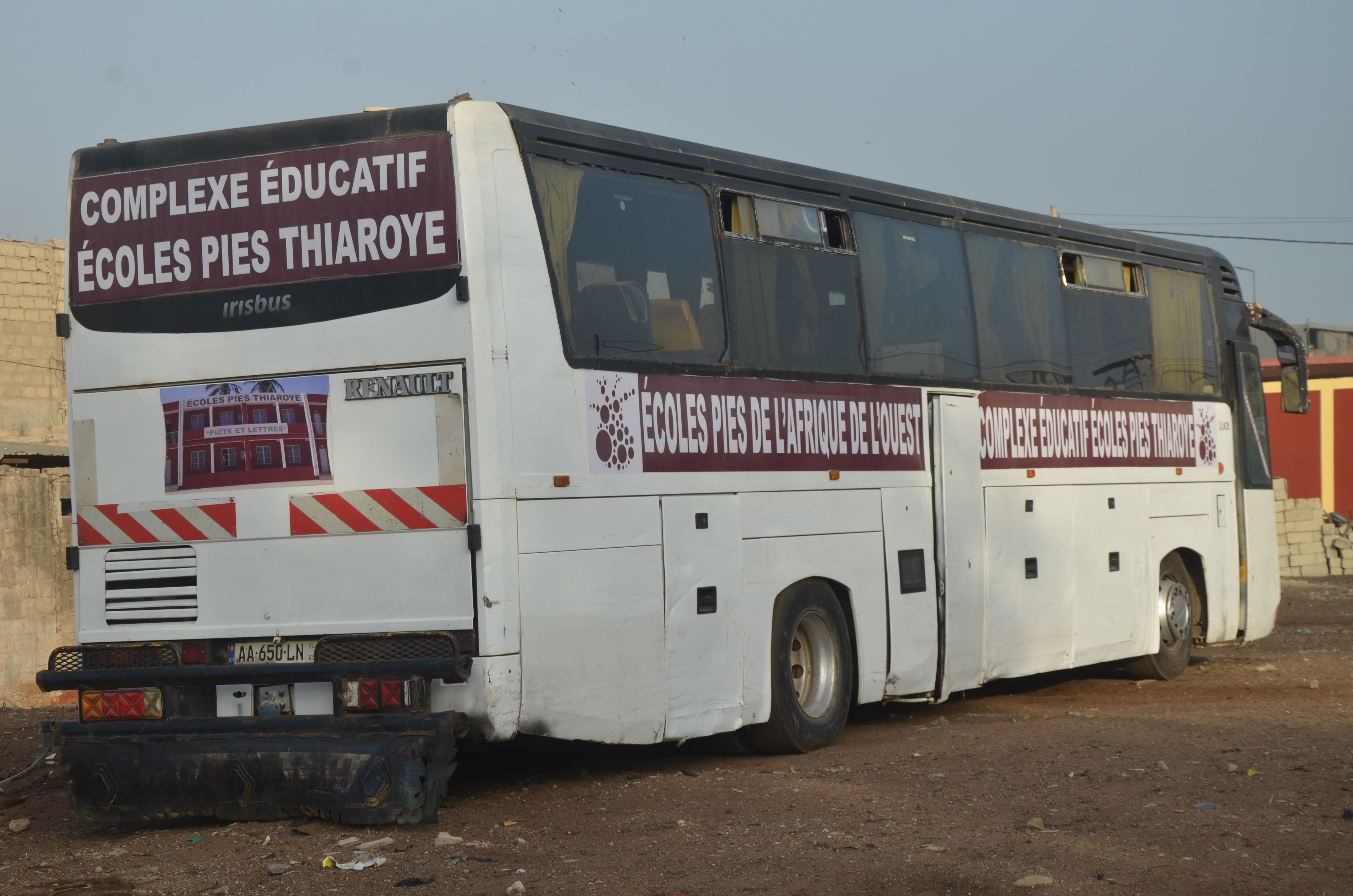 Handshake à Ecoles Pies Thiaroye