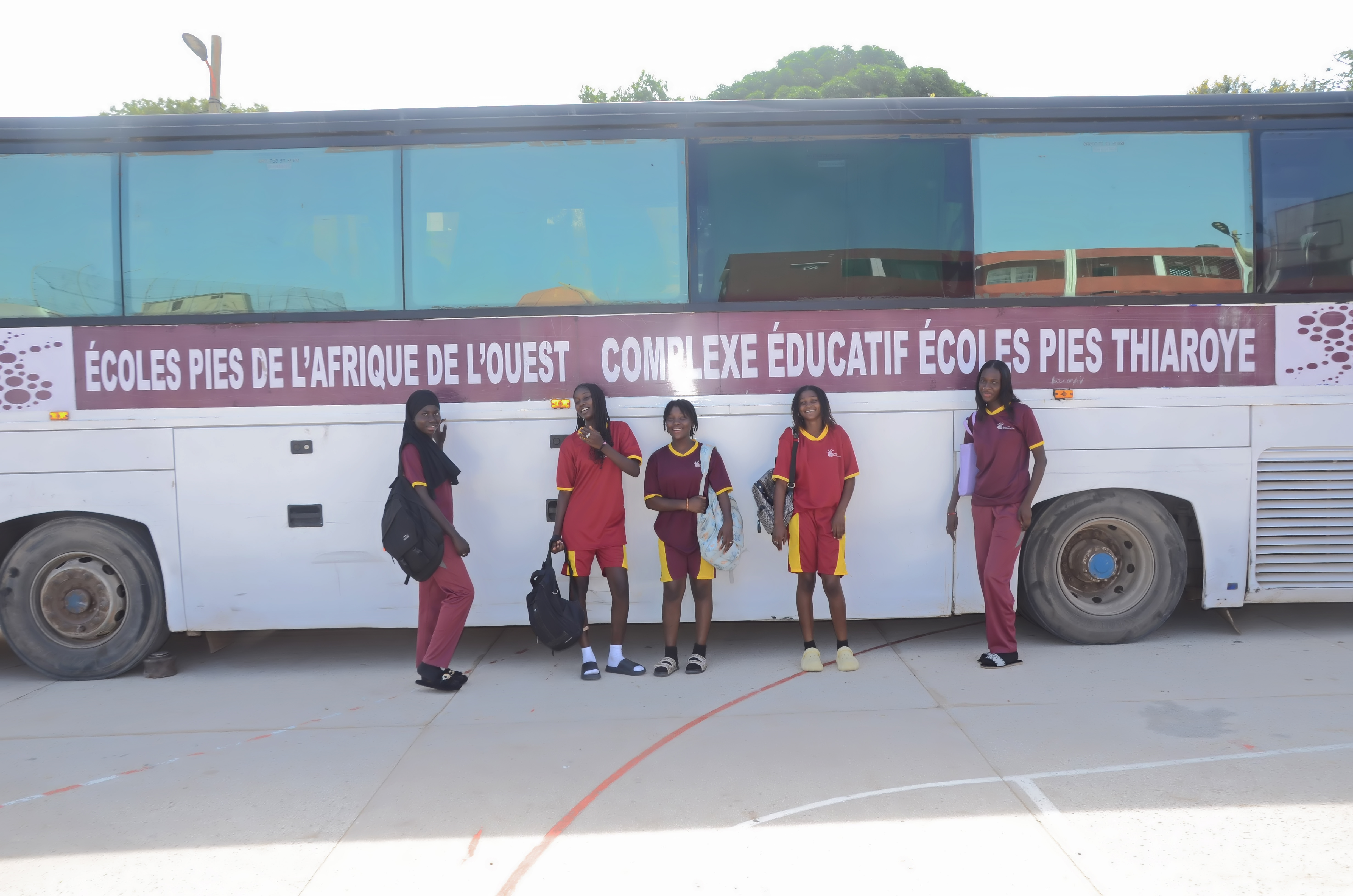 Élèves de l'EPCEP devant le bus scolaire de l'établissement