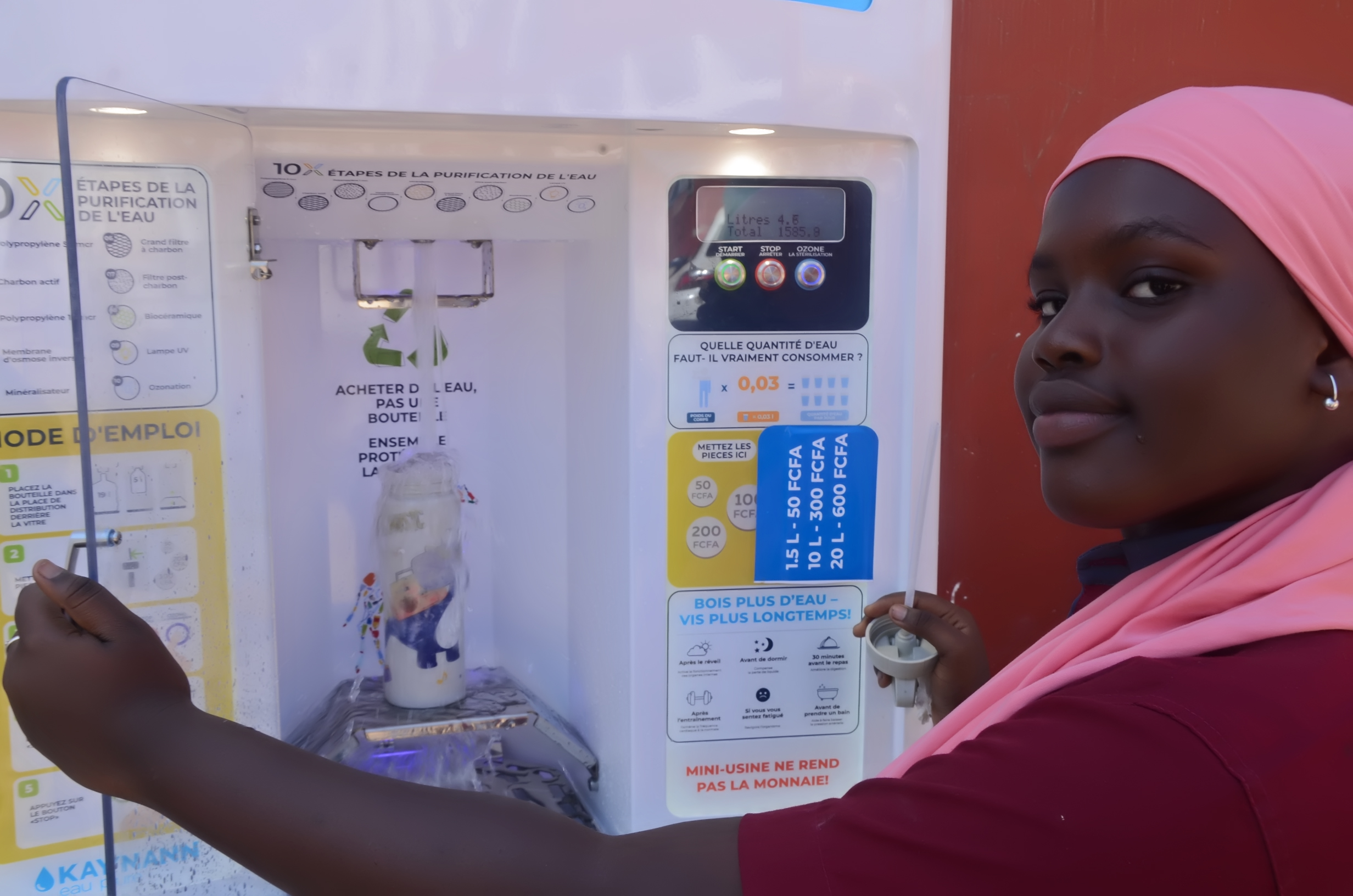 Élève utilisant le distributeur d'eau de l'EPCEP