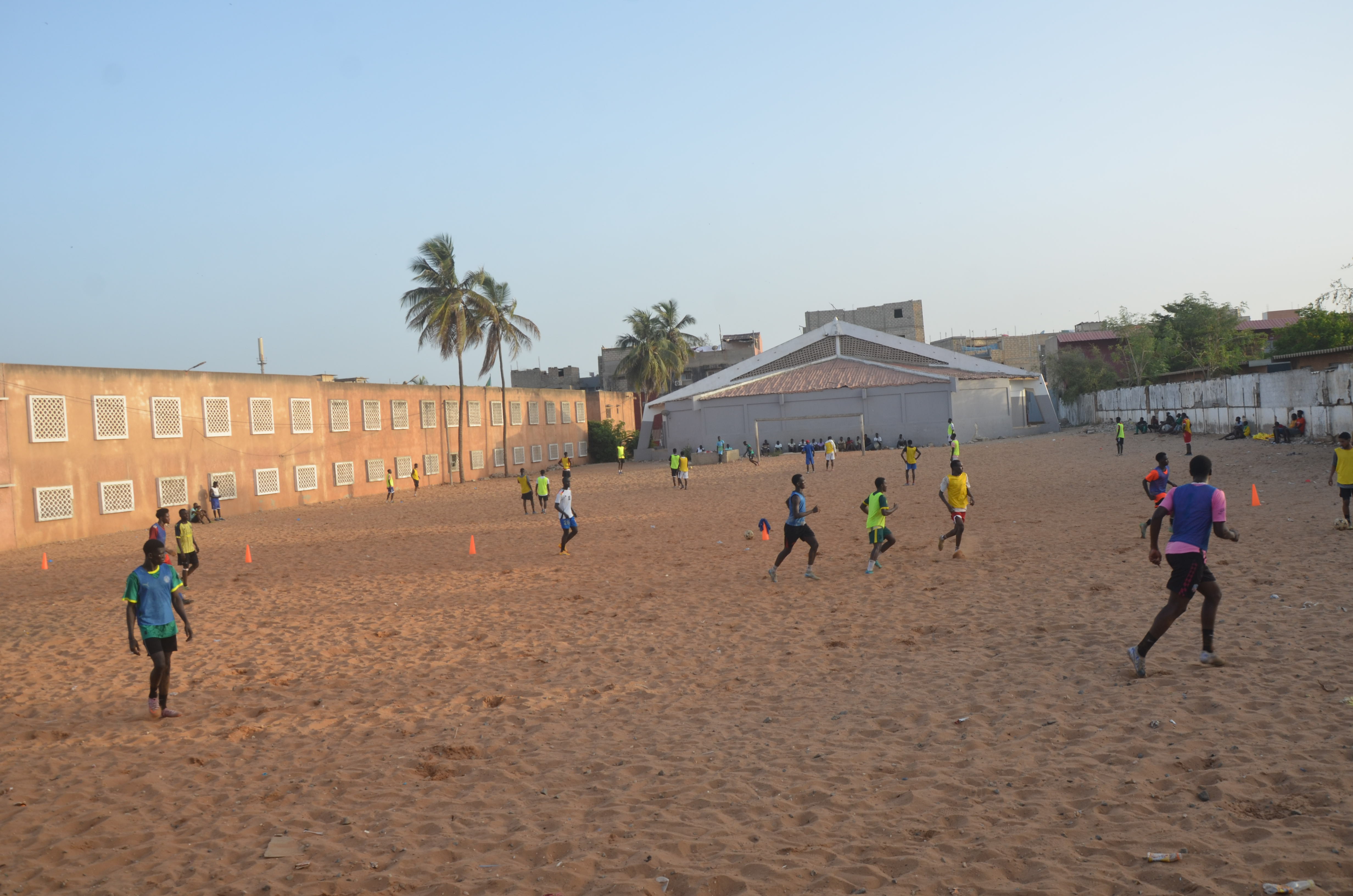 Entraînement de football sur le terrain de l'EPCEP