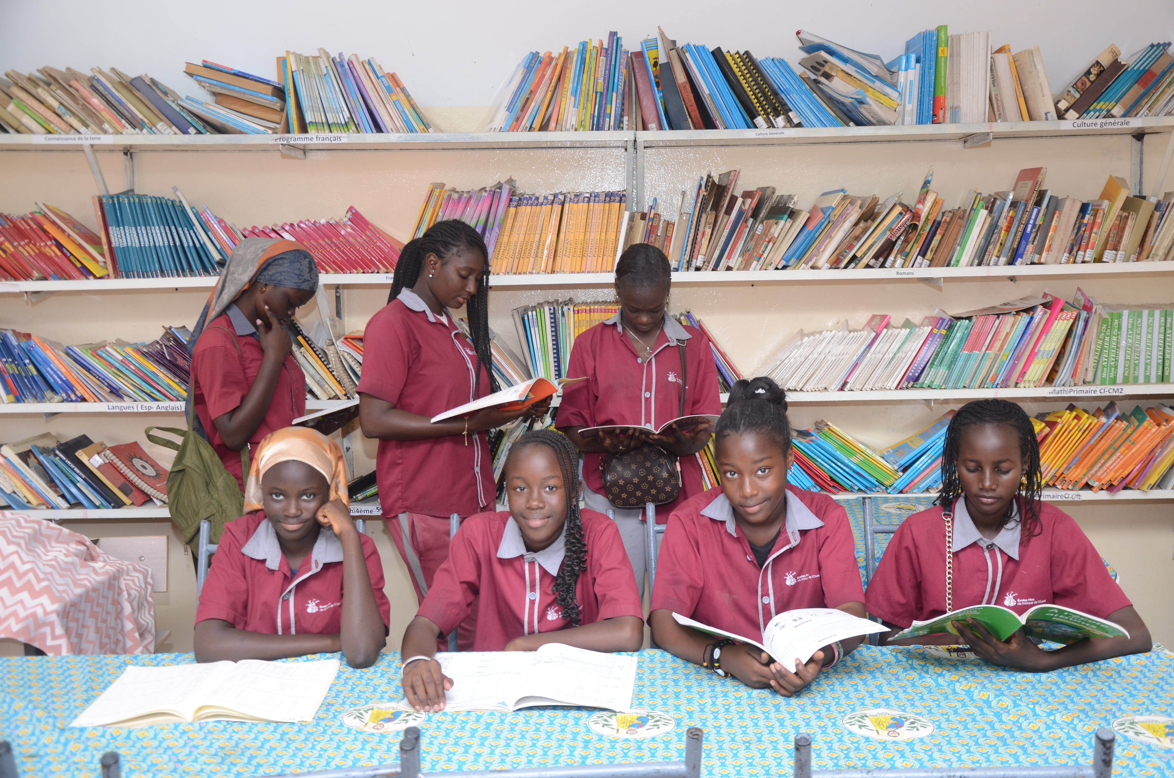 Élèves à la bibliothèque de l'EPCEP
