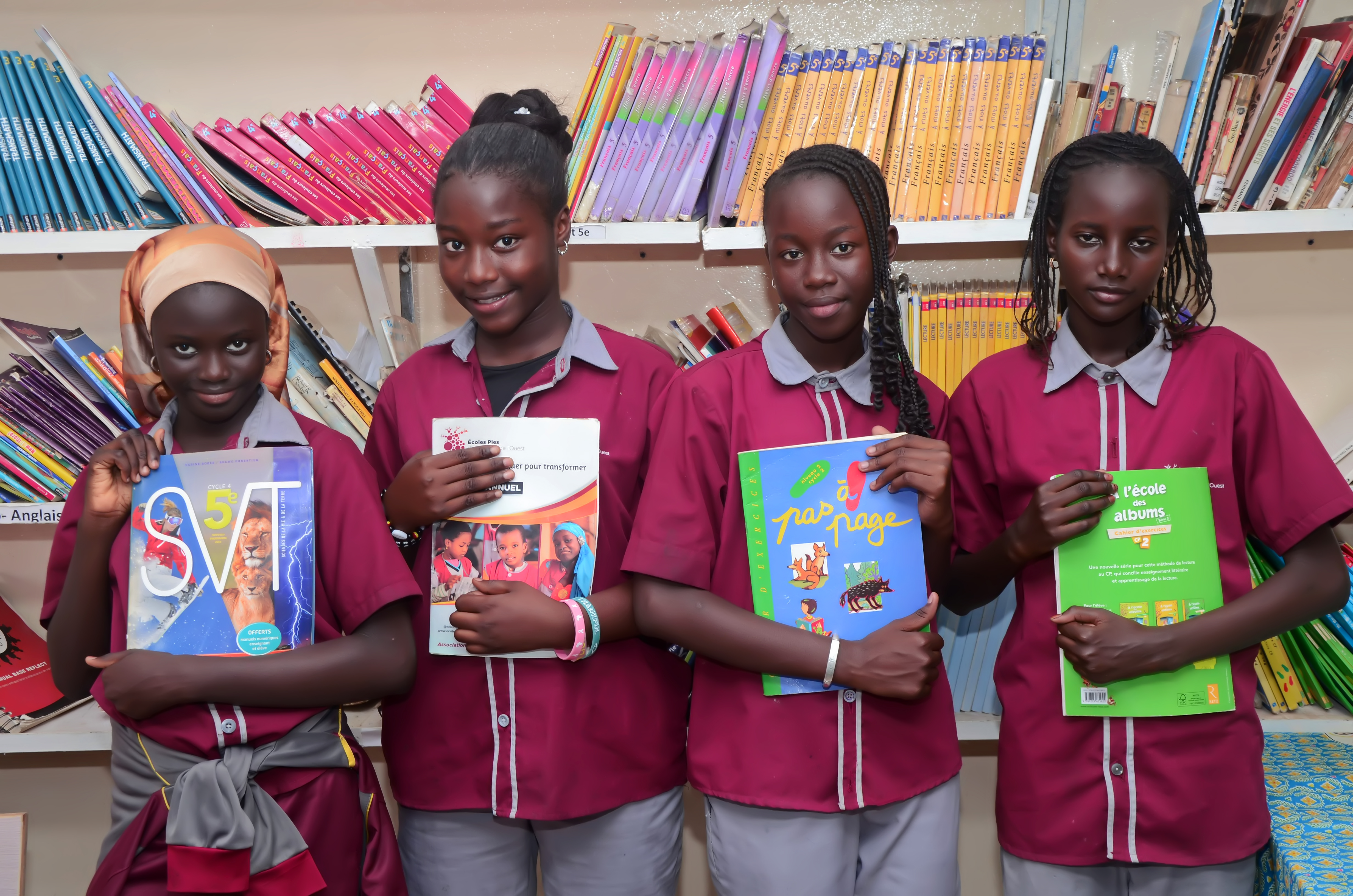 Élèves de l'EPCEP avec leurs manuels scolaires