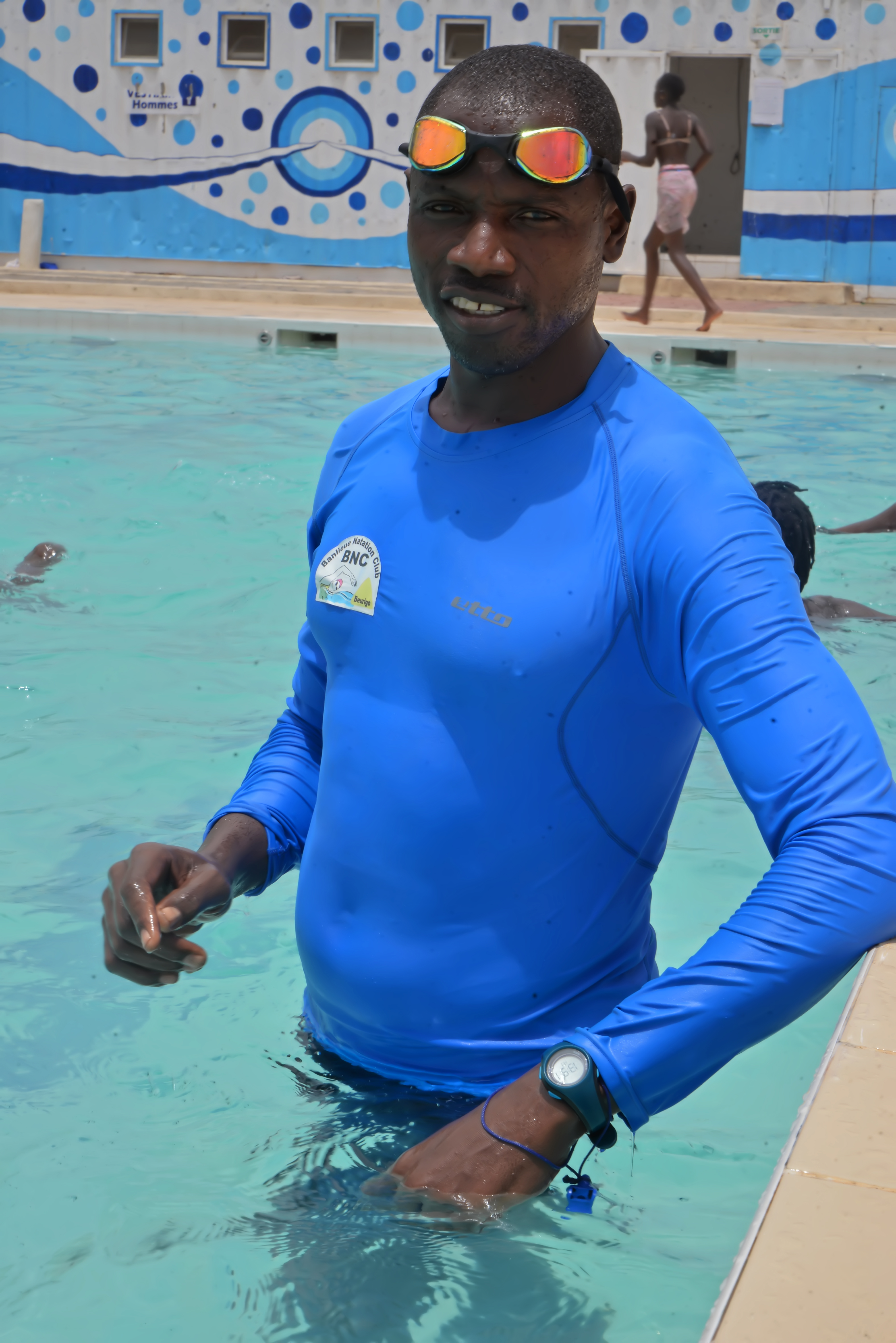 Le maître-nageur de l'EPCEP Thiaroye en action dans la piscine de l'établissement
